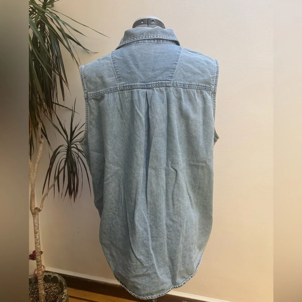 Vintage Bill Blass Jeans Light Wash Denim 100% Cotton Sleeveless Button Up Shirt